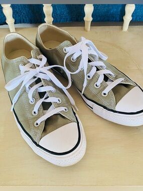 Converse Olive Green Low-Top Canvas Sneakers Women’s Size 10 / Men’s Size 8